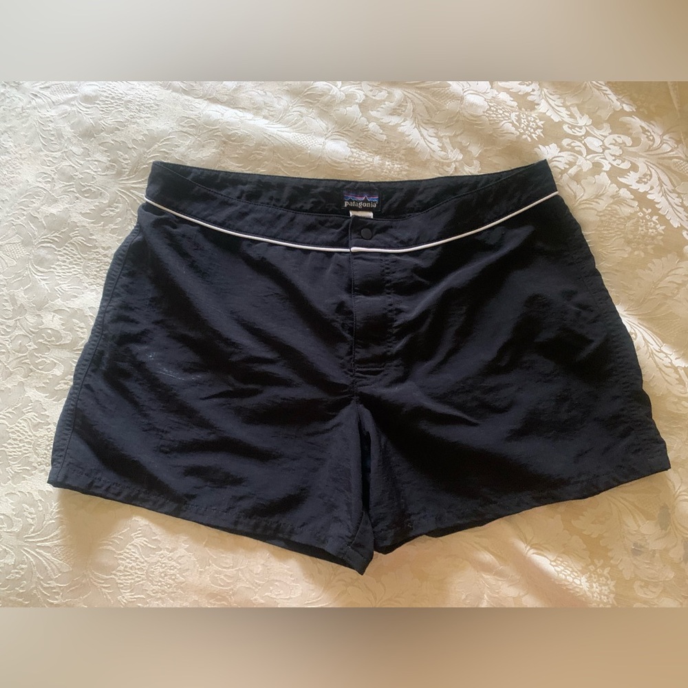 Patagonia-GUC-Women’s-Black shorts with white trim-size 12
